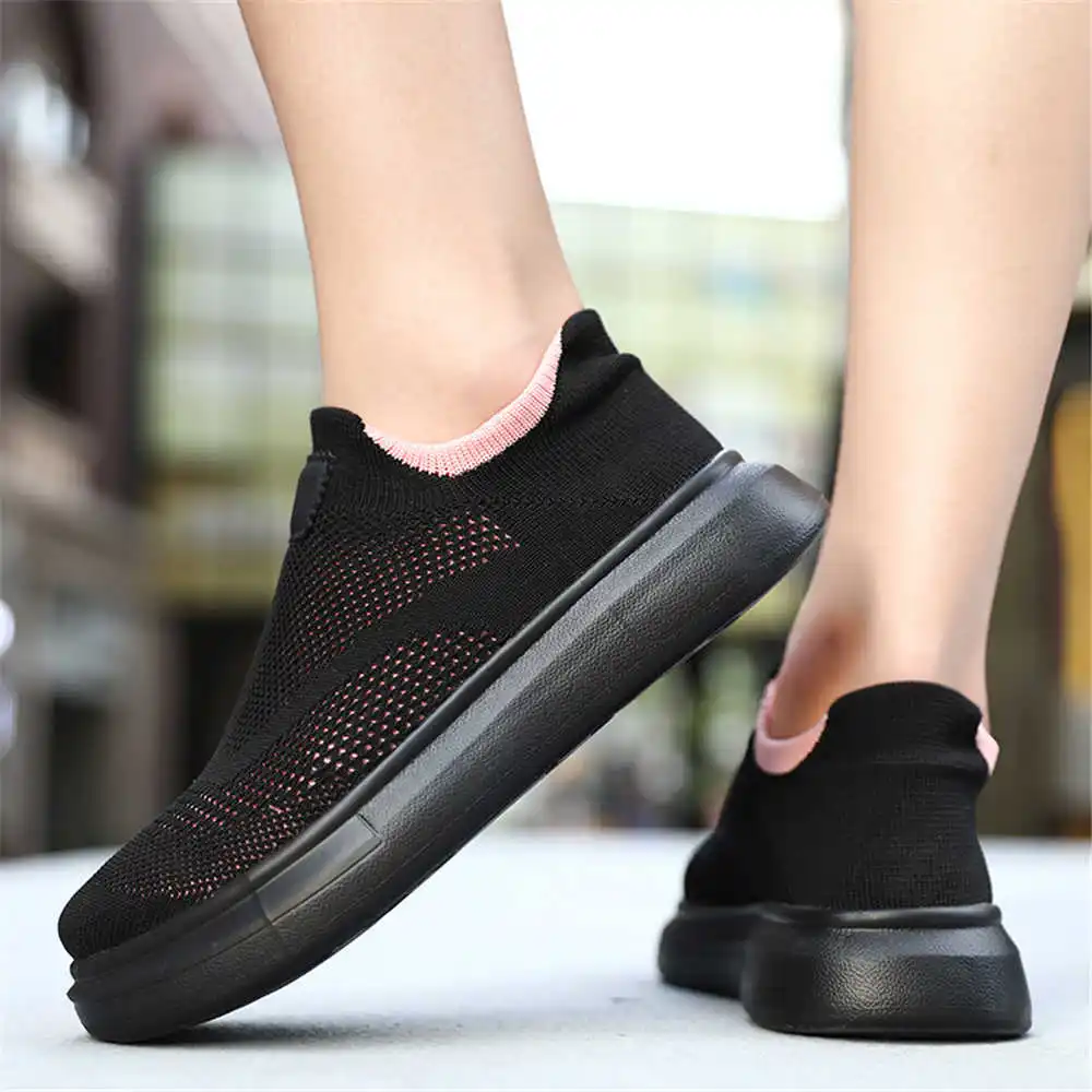 Office Tech Set Up - Plattform Strümpfe braune Schuhe für Frau